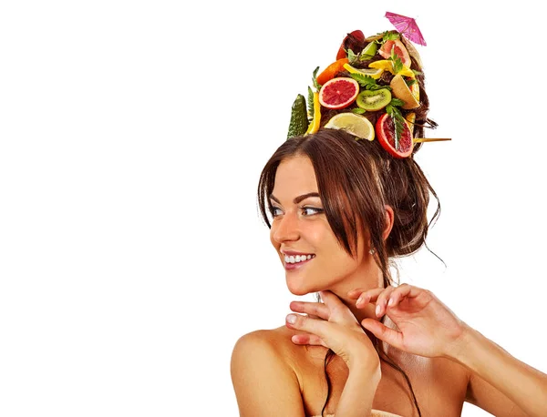 Маска для волосся зі свіжих фруктів на голові жінки та весняних квітів . — стокове фото