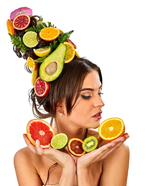 Mascarilla para el cabello de frutas frescas en la cabeza de mujer. Chica con cara hermosa . — Foto de Stock