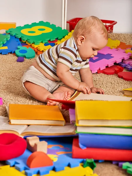 Niño rompecabezas haciendo por el bebé. Kid rompecabezas desarrolla niños . — Foto de Stock