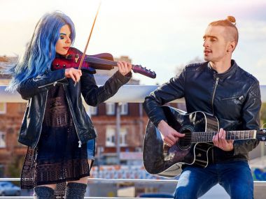 Festival müzik grubu. Gitar ve keman şehir parkında oynayan arkadaşlar.