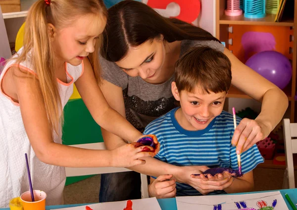 Piccoli studenti pittura dito in classe scuola d'arte . — Foto Stock