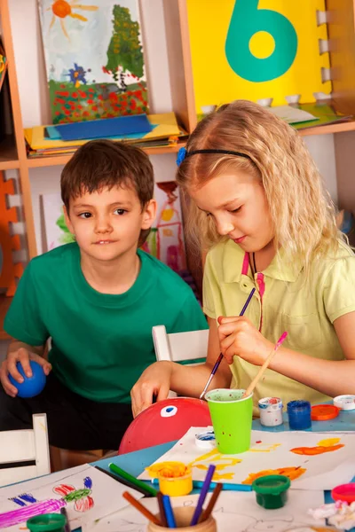 Pequeños estudiantes de la niña y el niño de la pintura en clase de arte . —  Fotos de Stock