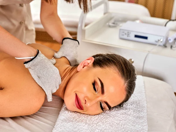 Masaje corporal de guantes roscados plateados en salón de belleza . — Foto de Stock