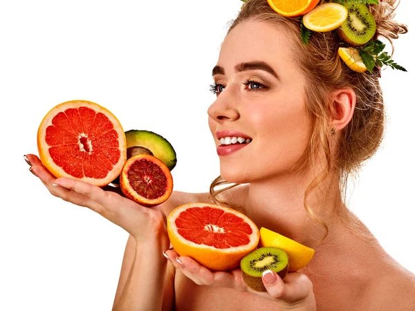 Haar masker uit vers fruit op hoofd van de vrouw. Meisje met mooi gezicht. — Stockfoto