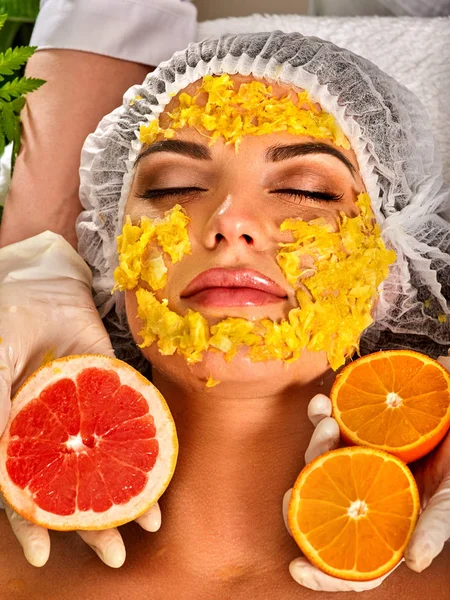 Máscara facial de frutas frescas de mulher. Menina rosto bonito . — Fotografia de Stock