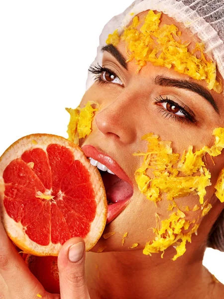 La máscara facial de los frutos para la mujer. Chica en sombrero médico . —  Fotos de Stock