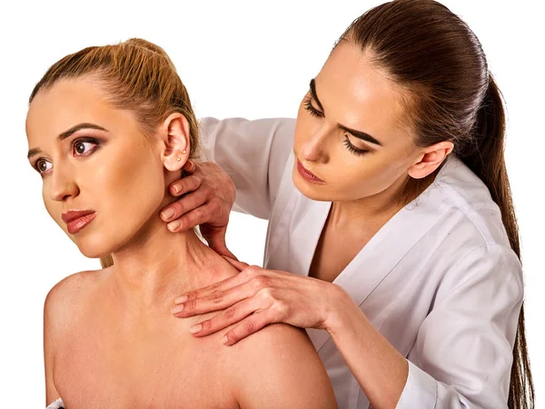 Schouder en nek massage voor vrouw in spa salon. — Stockfoto