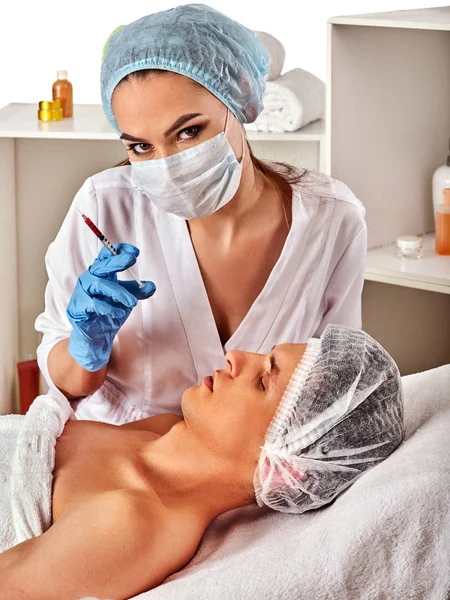 Filler dermici dell'uomo nel salone spa con estetista . — Foto Stock