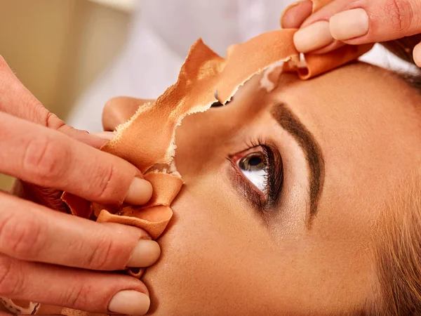 Collageen gezichtsmasker. Behandeling van de gezichtshuid. Vrouw ontvangen cosmetische procedure. — Stockfoto
