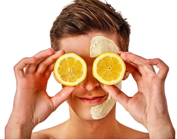 Máscara de homem facial de frutas e barro. Lama facial aplicada . — Fotografia de Stock