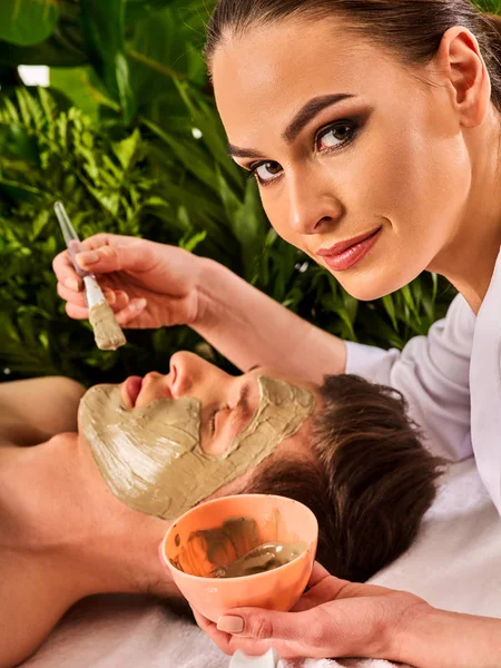 Masque facial boue de femme dans le salon de spa. Massage du visage  . — Photo