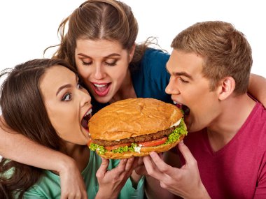 Arkadaşlar elleriyle hamburger fast food .