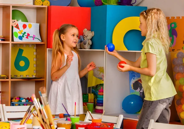 Finger hra na konec školy v třídě malířství. Malý student . — Stock fotografie