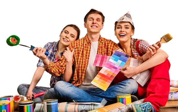 Groupe de réparation de personnes construisant une maison à l'aide d'outils à rouleaux de peinture . — Photo