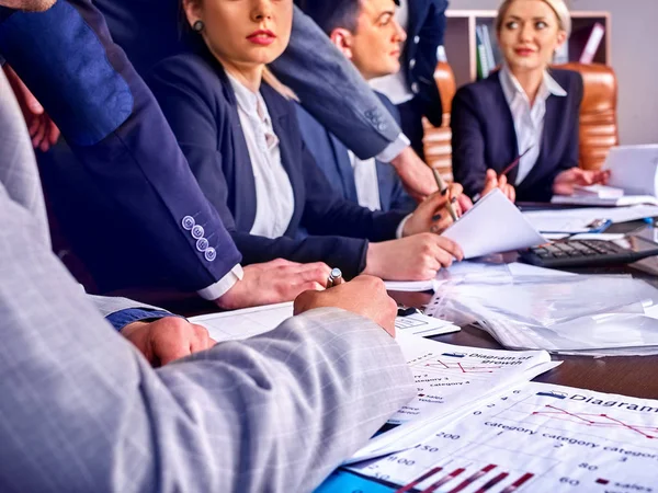 Les gens d'affaires la vie de bureau de l'équipe les gens sont heureux avec le papier  . — Photo