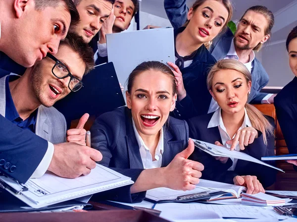 A vida de escritório de pessoas de negócios de pessoas de equipe é feliz com papel  . — Fotografia de Stock