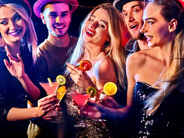 Cóctel con grupo de personas bailando y beber cóctel . — Foto de Stock