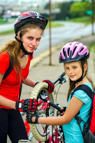 Bombeo y reparación de neumáticos de bicicleta por ciclista infantil en carretera  . — Foto de Stock