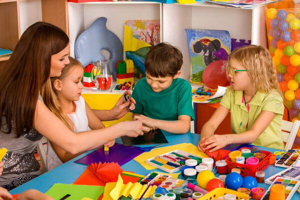 Школьники с ножницами в руках детей
 .