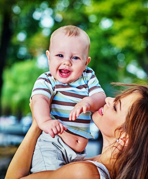 Baby in park outdoor. Kid on moms hands. — Stock Photo, Image