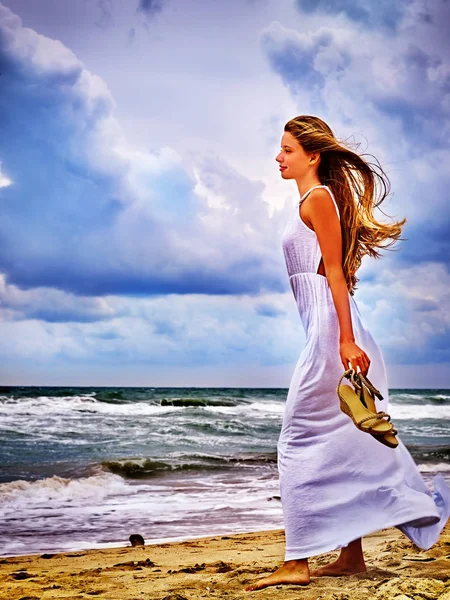 Verano chica mar mirada en el agua —  Fotos de Stock