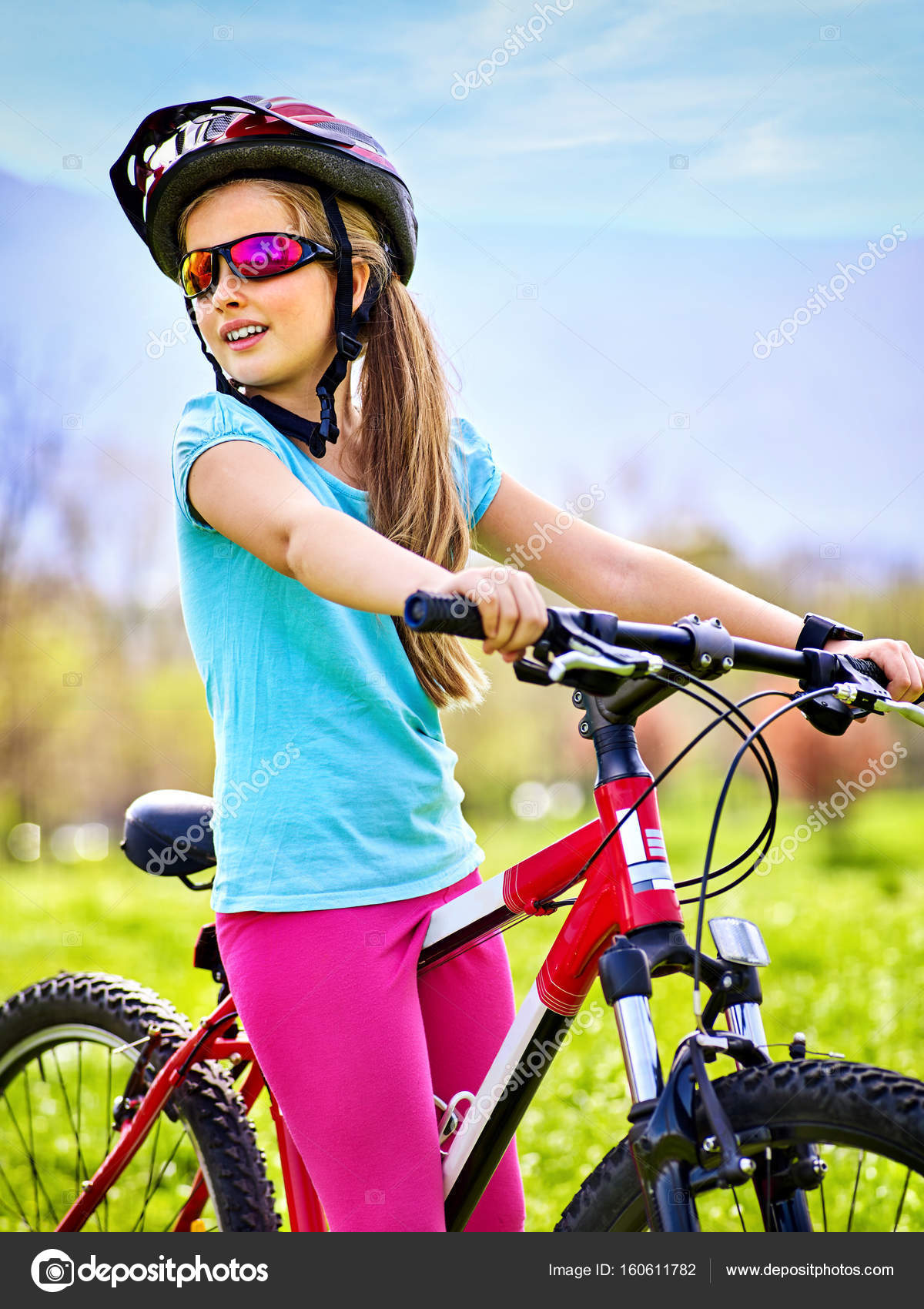 Niño En Gafas De Sol En Bicicleta Fotos, retratos, imágenes y