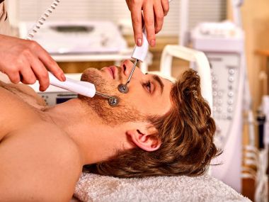 Adam yüz masajı Güzellik Salonu. Elektrik stimülasyon erkek Cilt Bakımı .