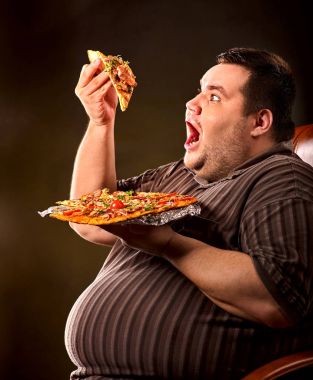 Şişman adam yemek lokanta dilim pizza. Kilolu kişi için kahvaltı.