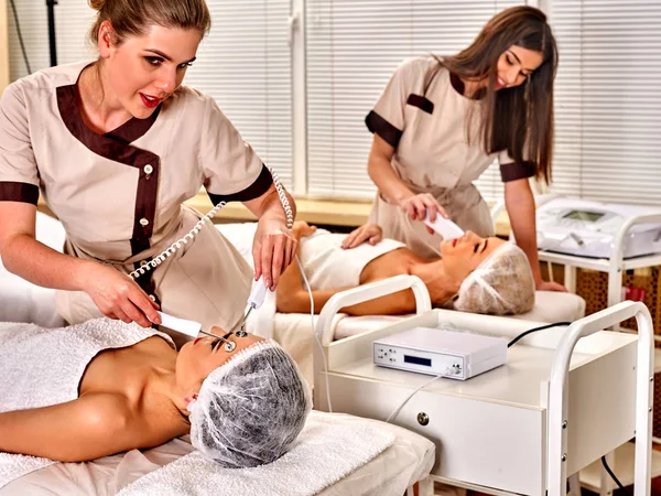 Massaggio facciale al salone di bellezza. Stimolazione elettrica coppia cura della pelle . — Foto Stock