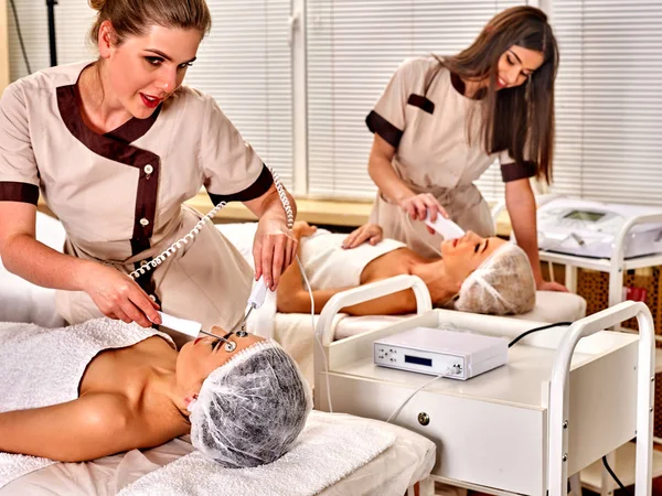 Gezichtsmassage op de salon van de schoonheid. Elektrische stimulatie paar huidverzorging. — Stockfoto