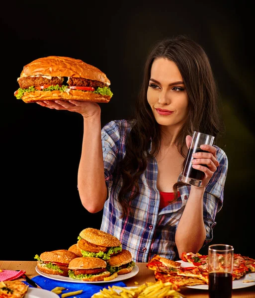 Γυναίκα τρώει χάμπουργκερ. Κορίτσι δάγκωμα πολύ μεγάλο μπιφτέκι — Φωτογραφία Αρχείου