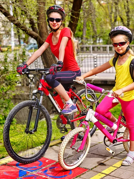 Paseo en bicicleta familiar con mochila en carril bici . — Foto de Stock