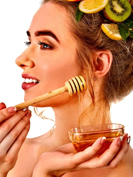 Honung ansiktsmask med färska frukter för hår och hud på kvinnan huvud. — Stockfoto