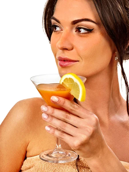Chica bebiendo cóctel de frutas en la fiesta de verano. Mujer frutas peinado . —  Fotos de Stock