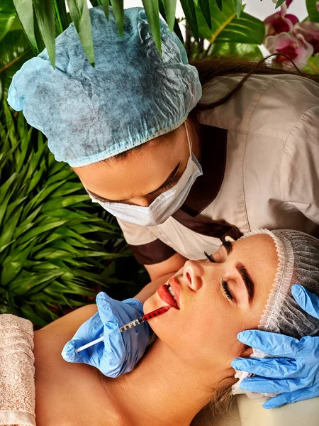Dermal fillers av kvinna i spasalong med kosmetolog. — Stockfoto