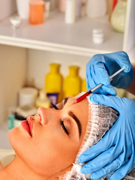 Injeção de enchimento para rosto da testa da mulher. Cirurgia estética plástica facial  . — Fotografia de Stock