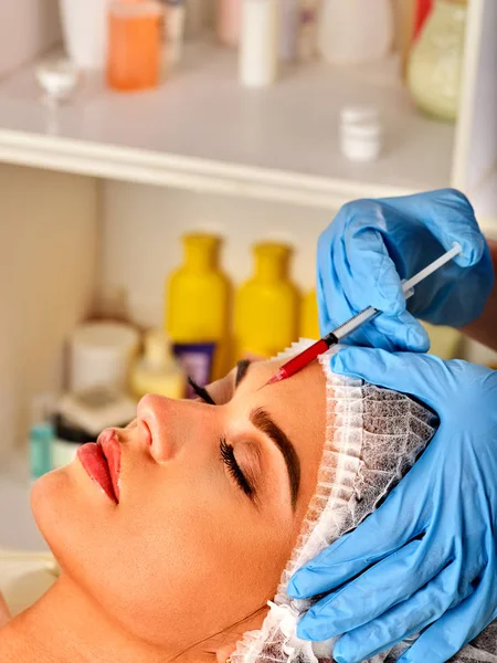 De injectie van de vuller voor vrouw voorhoofd gezicht. Kunststof esthetische gezicht chirurgie . — Stockfoto