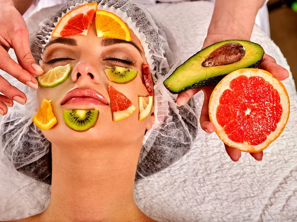 La máscara facial de las frutas frescas para la mujer. Chica hermosa cara . —  Fotos de Stock