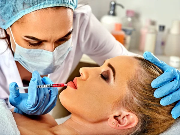 Кожные наполнители губы женщины в спа-салоне с косметологом . — стоковое фото