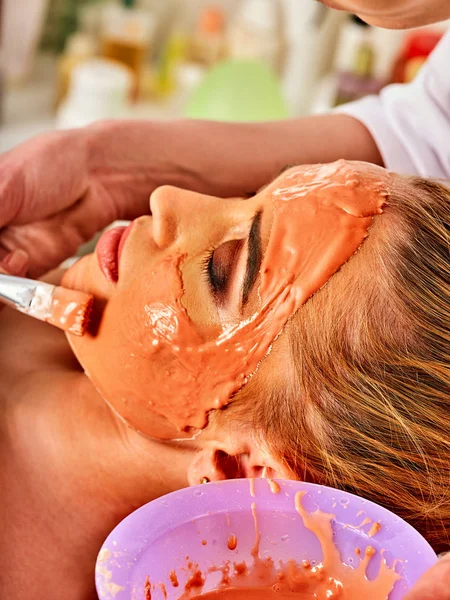 Máscara de colagénio. Tratamento facial da pele. Mulher a receber procedimento cosmético . — Fotografia de Stock