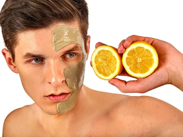 Gezicht man masker uit vruchten en klei. Gezicht modder toegepast. — Stockfoto