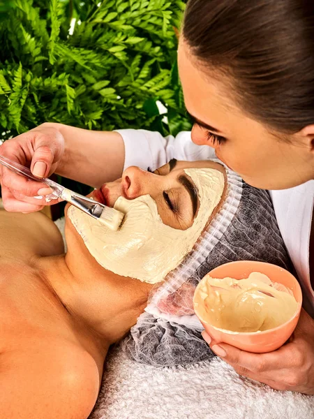 Mascarilla de colágeno. Tratamiento facial de la piel. Mujer recibiendo procedimiento cosmético . — Foto de Stock