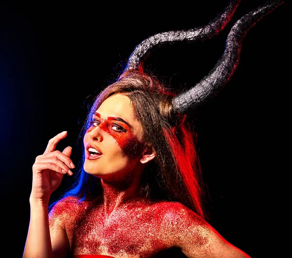 Mad Sátán nő agresszív sírni a pokolban. Boszorkány reinkarnáció lény. — Stock Fotó