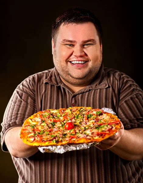 Gruby mężczyzna jedzenie fast food pizza. Śniadanie dla osób otyłych. — Zdjęcie stockowe