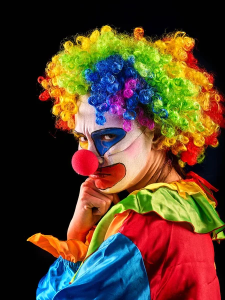 Böser Clown auf schwarzem Hintergrund. Porträt einer verrückten Frau. — Stockfoto