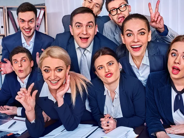 Affärslivet personer office team människor är nöjda med tummen upp . — Stockfoto