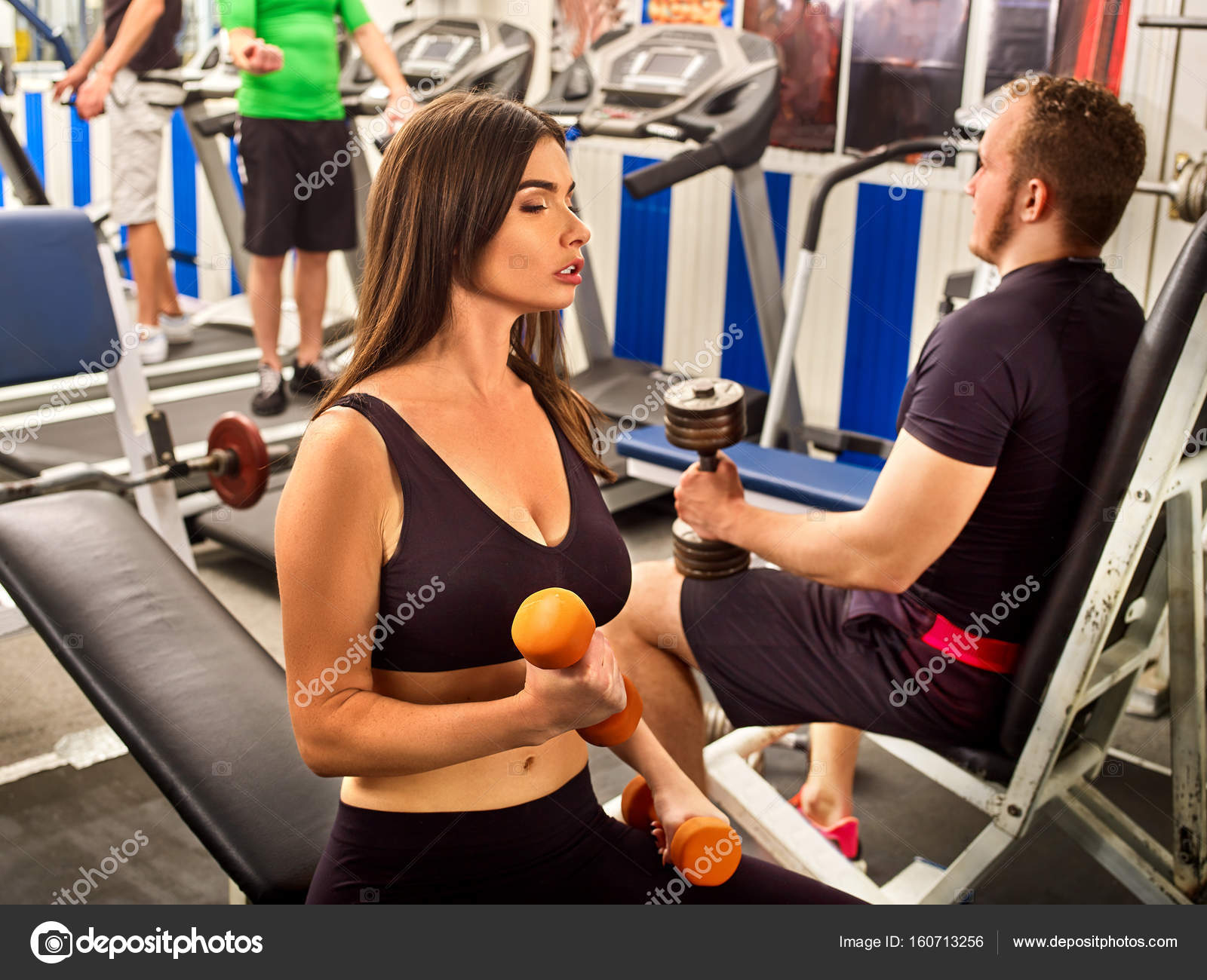Kadınlar ve erkekler için spor salonunda triceps üzerinde egzersiz Kadınlar ve erkekler için spor salonunda triceps üzerinde egzersiz