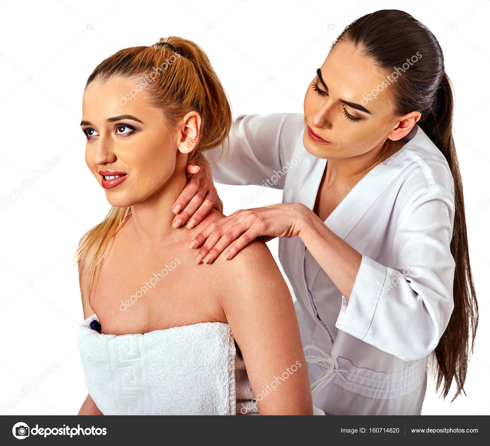 Массаж плеч и шеи для женщин в спасалоне . — Стоковое