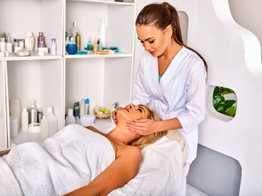 Kırk beş yaşında kadın spa salonu için yüz masajı.
