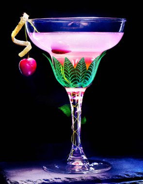 Kokteyl tropikal martini cam dekorasyon kabuğu ve yeşil yaprakları.